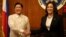 Wakil Presiden AS Kamala Harris berjabat tangan dengan Presiden Filipina Ferdinand "Bongbong" Marcos Jr di Istana Kepresidenan Malacanang di Manila, Filipina, 21 November 2022. (Foto: REUTERS/Eloisa Lopez)