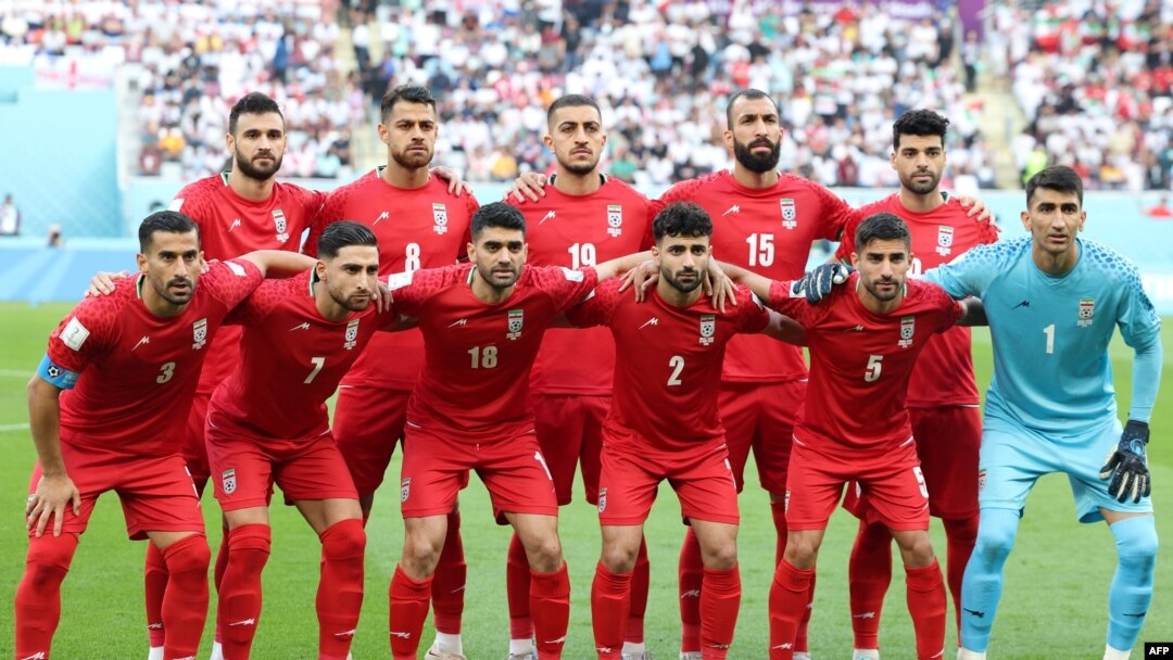 Para pemain tim nasional Iran berpose menjelang pertandingan sepak bola Grup B Piala Dunia Qatar 2022 antara Inggris dan Iran di Stadion Internasional Khalifa di Doha, 21 November 2022. (FADEL SENNA / AFP)