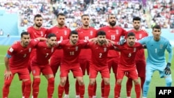 Para pemain tim nasional Iran berpose menjelang pertandingan sepak bola Grup B Piala Dunia Qatar 2022 antara Inggris dan Iran di Stadion Internasional Khalifa di Doha, 21 November 2022. (FADEL SENNA / AFP)