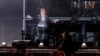 Penyanyi Elton John tampil dalam konser perpisahannya di Amerika Utara yang diberi nama tur "Farewell Yellow Brick Road" di Dodger Stadium di Los Angeles, California, pada 20 November 2022. (Foto: Willy Sanjuan/Invision/AP)