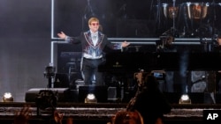 Penyanyi Elton John tampil dalam konser perpisahannya di Amerika Utara yang diberi nama tur "Farewell Yellow Brick Road" di Dodger Stadium di Los Angeles, California, pada 20 November 2022. (Foto: Willy Sanjuan/Invision/AP)