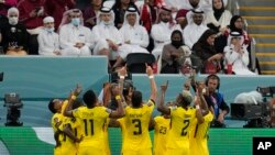 Ecuador celebra su primer gol anotado por Enner Valencia ante Qatar por el Grupo A del Mundial. (AP Foto/Natacha Pisarenko)