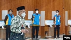 Haedar Nashir peserta pertama pengguna hak pilih dalam e-voting di Muktamar Muhammadiyah, Sabtu malam (19/11). (Foto: VOA/ Yudha Satriawan)