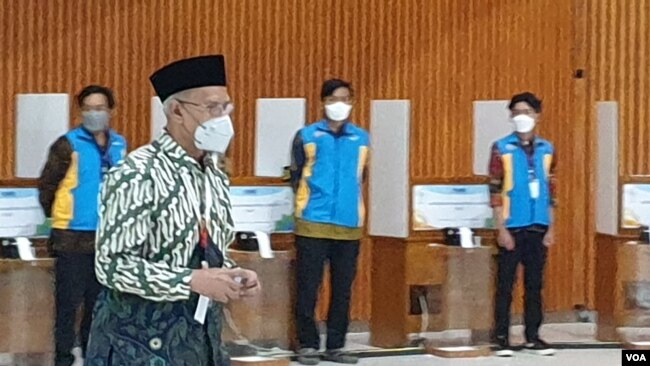 Haedar Nashir peserta pertama pengguna hak pilih dalam e-voting di Muktamar Muhammadiyah, Sabtu malam (19/11). (Foto: VOA/ Yudha Satriawan)