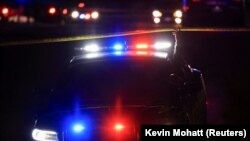 Un agent de police arrive sur les lieux d'une fusillade de masse dans la boîte de nuit Club Q à Colorado Springs, aux États-Unis, le 20 novembre 2022.