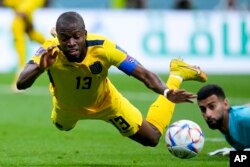 UEnner Valencia bamlahle phansi ngunozinti weQatar wanikwa umbekwa awuthayele emambuleni enkundleni yeAl Bayt Stadium esigabeni seAl Khor , kwele Qatar, Nov. 20, 2022.