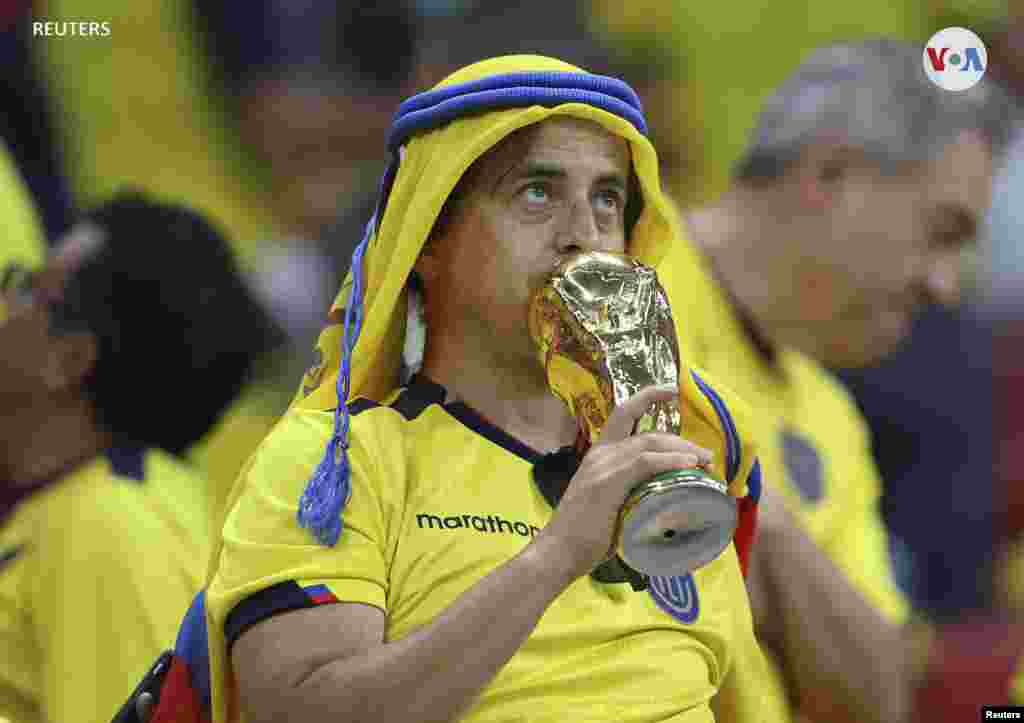 Un fan ecuatoriano besa una réplica de la Copa del Mundo dentro del estadio REUTERS/Hamad I Mohammed