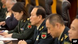 2018年6月27号，中国国防部部长魏凤和（图中居中者）与时任美国国防部长马蒂斯在北京会晤。
