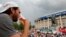 Foto Achiv: Yon fanatik foutbol ap bwe bye nanyon stad Luzhniki a nan Moskou, Larisi. 