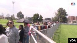 Migrantes venezolanos hacen fila a las afueras del Palacio de los Deportes en Bogotá, Colombia, para recibir el Permiso de Protección Temporal (PPT). El 21 de noviembre de 2022. [Foto: Camilo Álvarez, VOA]