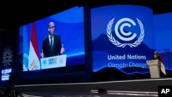 Simon Stiell, jefe climático de la ONU, habla durante una sesión plenaria de clausura en la Cumbre Climática COP27 de la ONU, el 20 de noviembre de 2022, en Sharm el-Sheikh, Egipto.