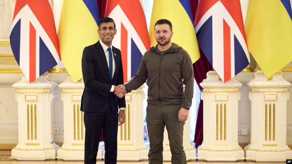 Tổng thống Ukraine Volodymyr Zelenskyy, phải, bắt tay Thủ tướng Anh Rishi Sunak trong cuộc họp tại Kyiv, Ukraine, ngày 19/11/2022.