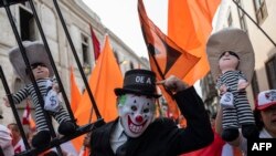 Cientos de manifestantes marcharon por las calles de la capital para exigir la renuncia del presidente Pedro Castillo y la expulsión de la misión de la OEA. [Foto: AFP]