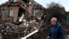 2022年11月19日，乌克兰克拉马托尔斯克，一名妇女走过被俄罗斯炮击严重损坏的房子。