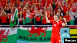 El delantero de Gales Gareth Bale celebra después de anotar un gol contra EEUU en tiro de penal durante la segunda mitad durante un partido de la fase de grupos durante la Copa Mundial de la FIFA 2022 en el Estadio Ahmed Bin Ali. Foto proporcionada por Taguchi-USA TODAY Sports.