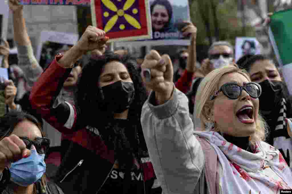 تجمع اعتراضی جمعی از ایرانیان در استانبول به نشانه همبستگی با اعتراضات در ایران. شنبه ۲۸ آبان ۱۴۰۱