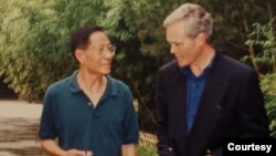 中国异议人士鲍彤（1932 -2022）1998年6月在北京紫竹院公园接受美国哥伦比亚广播公司时任白宫记者佩利采访（鲍简提供）