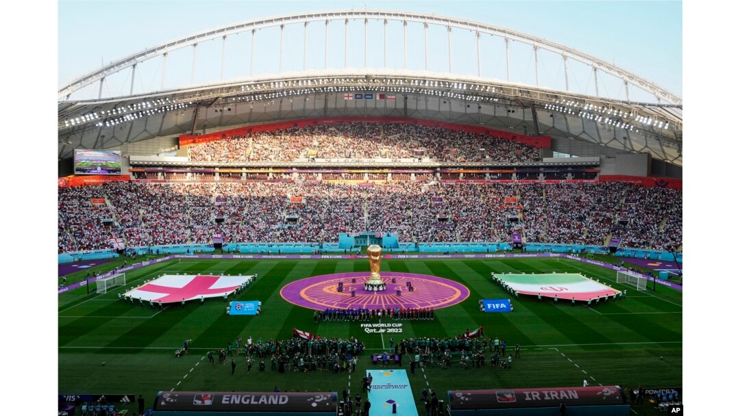 Susunan tim sebelum pertandingan sepak bola grup B Piala Dunia antara Inggris dan Iran di Khalifa International Stadium di Doha, Qatar, Senin, 21 November 2022. (AP Photo/Pavel Golovkin)