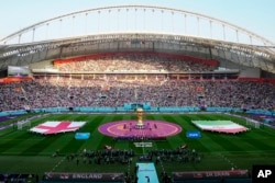 Susunan tim sebelum pertandingan sepak bola grup B Piala Dunia antara Inggris dan Iran di Khalifa International Stadium di Doha, Qatar, Senin, 21 November 2022. (AP Photo/Pavel Golovkin)