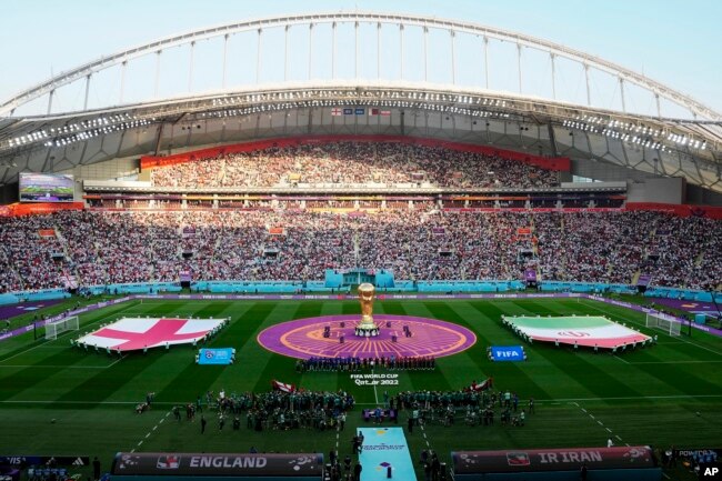 Susunan tim sebelum pertandingan sepak bola grup B Piala Dunia antara Inggris dan Iran di Khalifa International Stadium di Doha, Qatar, Senin, 21 November 2022. (AP Photo/Pavel Golovkin)