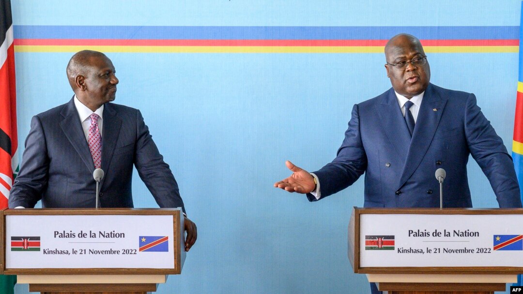 Prezida wa Kenya kumwe, William Ruto ( i Bubamfu), kumwe na mugenzi wiwe wa Kongo, Félix Antoine Tshisekedi Tshilombo ( i Buryo). Ino foto yafatiwe i Kinshasa mu 2022
