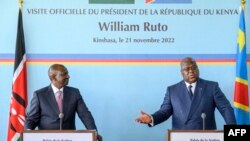 Rais wa Jamhuri ya kidemokrasia ya Congo Felix Tshisekedi (Kulia) akiwa na rais wa Kenya William Ruto mjini Kinshasa, Jamhuri ya kidemokrasia ya Congo.