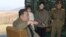 Lide Kore di No Kim Jong Un ak madanm ni Ri Sol Ju, pitit fi yo ak yon milite, jounen lansman misil balistik entekontinantal la (ICBM) 19 Nov. 2022 nan Koreo di No) 