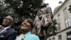 Bernice King (kanan) putri Dr. Martin Luther King Jr., berdiri di dekat patung ayahnya di Atlanta, Senin (28/8). 