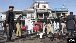 Polisi Pakistan memeriksa lokasi pemboman di kawasan perbatasan di Shabaqadar, dekat Peshawar (13/5).