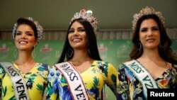 Veruska Ljubisavljevic, Miss Venezuela Mundo 2017, izquierda, es quien puso la demanda porque el comité ejecutivo del concurso le dijo que no iría a la edición de este año de Miss Mundo debido a exigencias de la franquicia internacional. 