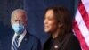 A la izquierda, Joe Biden, que se proyecta como presidente electo de EE.UU., observa a su compañera de fórmula, la senadora Kamala Harris, durante su intervención desde WIlmington, Delaware, el 10 de noviembre de 2020.