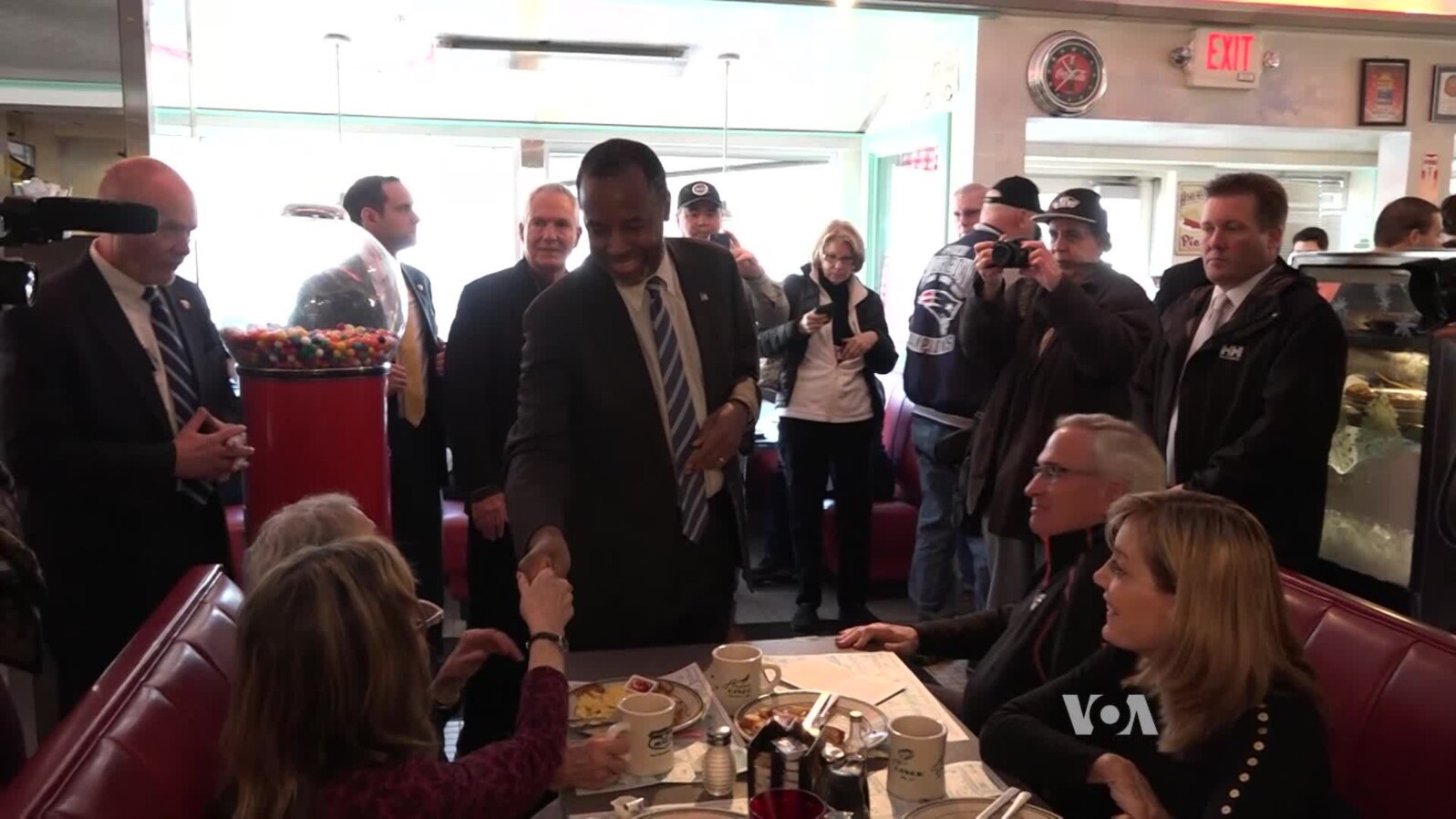 Ben Carson's Campaign Stop Aims to Turn Handshakes Into Votes