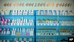 북한 평양 화장품 공장 생산품들이 시내에 진열돼 있다. (자료사진)