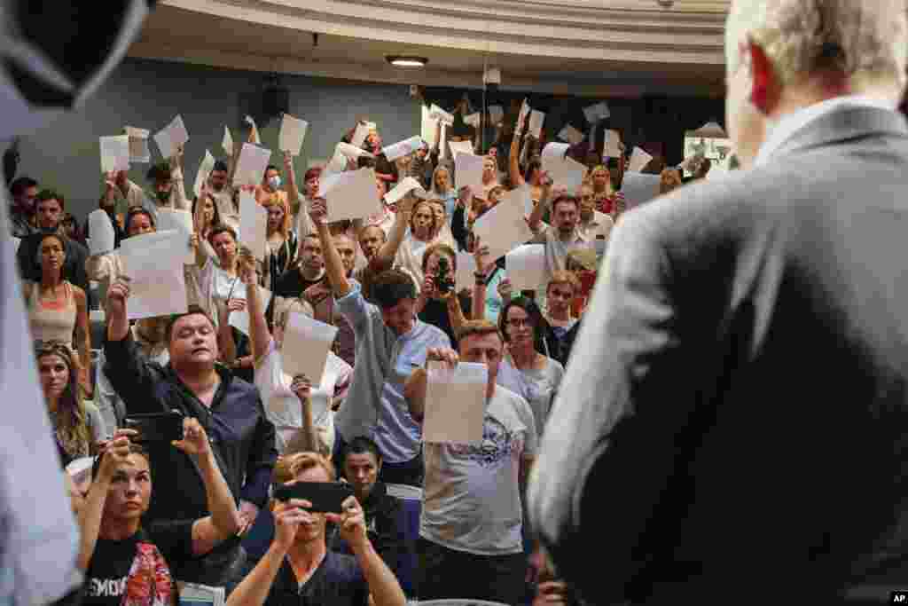 Theater workers show their resignation letters to Yuri Bondar, Belarusian Minister of Culture, in the Janka Kupala National Theater in Minsk after the theater&#39;s director, Pavel Latushko, was fired.
