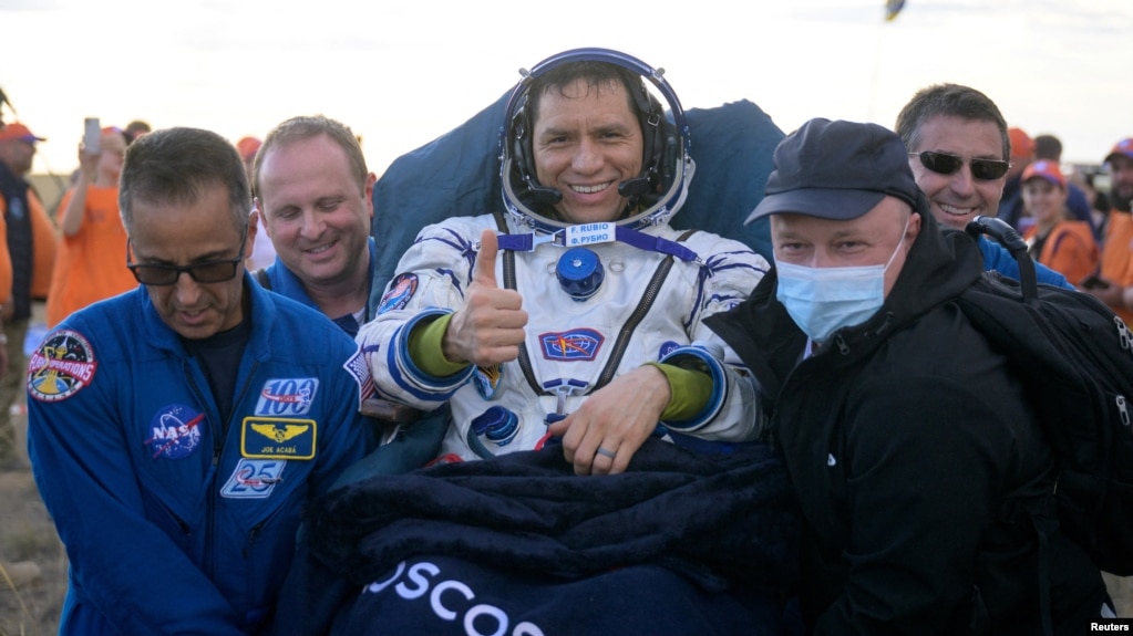Nhà du hành Mỹ Frank Rubio cùng hai đồng nghiệp Nga đáp xuống Kazakhstan hôm 27/9/2023.