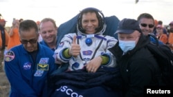 فرانک روبیو، فضانورد ناسا، پس از فرود در کپسول فضایی سایوز در نزدیکی جزقازغان، قزاقستان، توسط متخصصان حمل می‌شود - ۵ مهر ۱۴۰۲