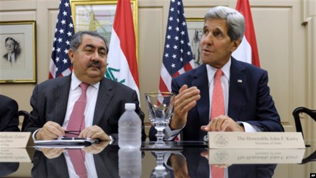 Menlu AS John Kerry didampingi Menteri Luar Negeri Irak Hoshyar Zebari menyampaikan pernyataan di Washington, Kamis (15/8) terkait peningkatan ancaman teroris al-Qaida di Irak.