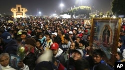 ARCHIVO - Foto que muestra el fervor de la feligresía mexicana en la plaza frente a la Basílica de Nuestra Señora de Guadalupe en la Ciudad de México, tomada el 12 de diciembre de 2019. Un nuevo beato se suma a la lista de figuras del altar de la Iglesia católica del país.