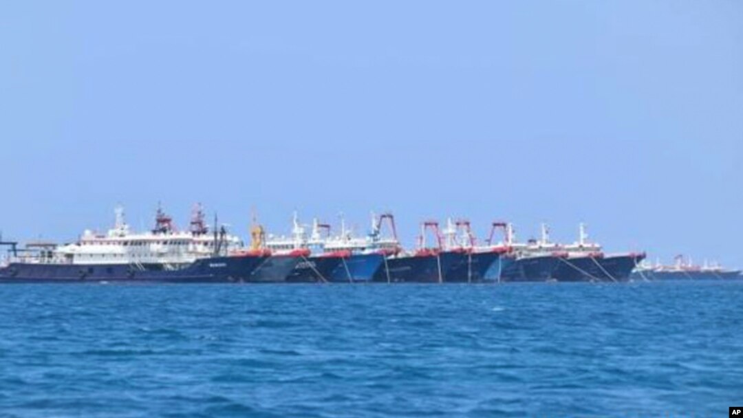 Đá Ba Đầu, nơi Philippines thường xuyên khiếu nại về hoạt động của tàu cá Trung Quốc. Ảnh do Cảnh sát biển Philippines cung cấp cho thấy khoảng 220 tàu cá Trung Quốc hoạt động ở Đá Ba Đầu vào ngày 7/3/2021. 