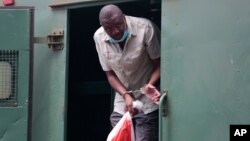 FILE: Zimbabwe's investigative journalist Hopewell Chin’ono gets out of a prison van at the magistrates courts in Harare, Nov. 6, 2020.