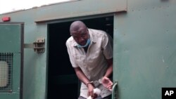 Zimbabwe's investigative journalist Hopewell Chin’ono gets out of a prison van at the magistrates courts in Harare, Nov. 6, 2020.