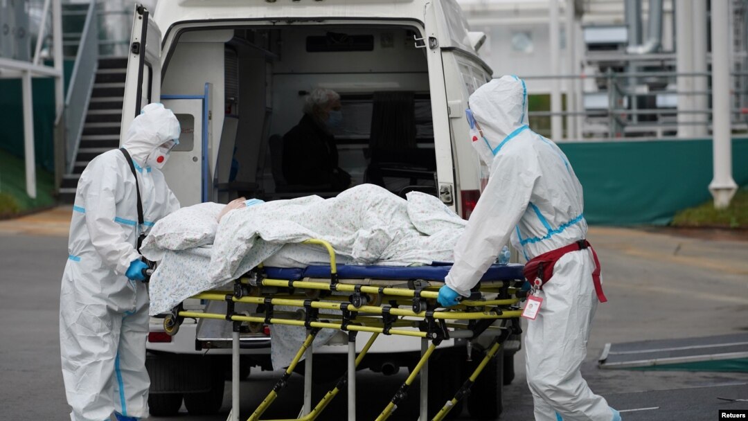 Petugas medis membawa pasien COVID-19 dengan ambulans ke sebuah rumah sakit di Moskow, Rusia (foto: dok). 