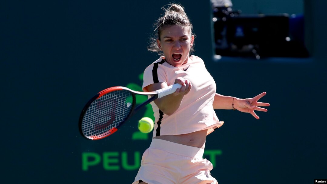 Simona Halep mengayunkan forehand untuk mengembalikan bola dalam laga melawan Oceane Dodin dari Perancis, di turnamen Miami Terbuka di Crandon Park, 22 Maret 2018. (Foto:Geoff Burke-USA TODAY Sports via Reuters)