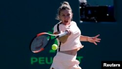 Simona Halep mengayunkan forehand untuk mengembalikan bola dalam laga melawan Oceane Dodin dari Perancis, di turnamen Miami Terbuka di Crandon Park, 22 Maret 2018. (Foto:Geoff Burke-USA TODAY Sports via Reuters)