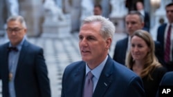 El Representante Kevin McCarthy, republicano de California, abandona el suelo de la Cámara después de ser destituido como Presidente de la Cámara en el Capitolio de Washington, el martes 3 de octubre de 2023.