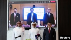 مدیرعامل شرکت دولتی «قطرانرژی» و وزیر انرژی قطر سعد الکعبی (وسط)، در مراسم امضای قرارداد با سینوپک - دوحه، قطر - آذر ۱۴۰۱