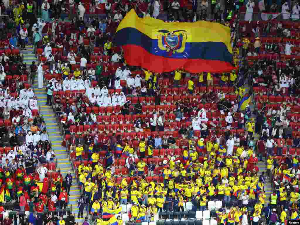 Fútbol - Copa Mundial de la FIFA Qatar 2022 - Hinchas ecuatorianos dentro del estadio antes del partido REUTERS/Hamad I Mohammed