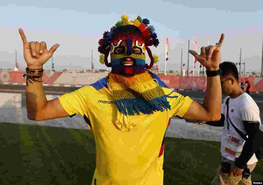 Fútbol - Copa Mundial de la FIFA Qatar 2022 - Un hincha ecuatoriano fuera del estadio antes del partido REUTERS/Hamad I Mohammed