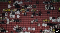 Suasana di salah satu sudut tribun penonton di Stadion Al Bayt, Qatar, yang tidak terisi penuh, dalam pertandingan pembuka Piala Dunia 2022 antara Qatar melawan Ekuador pada 20 November 2022. (Foto: AP/Hassan Ammar)
