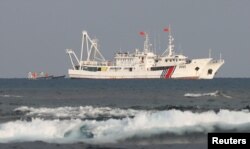 Kapal penjaga pantai China terlihat di perairan yang disengketakan di Scarborough Shoal pada 5 April 2017. (Erik De Castro/Reuters)